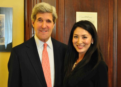 Ikumi_JohnKerry1-426x307